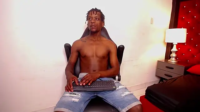 Snapshot of SkylerBigxxx chatting on 5, 11, 2025 SkylerBigxxx online show from 5, 11, 2025