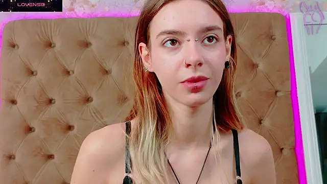 Snapshot of CoraVex chatting on 13, 11, 2025 CoraVex online show from 13, 11, 2025