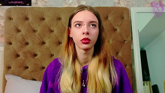 Snapshot of CoraVex chatting on 4, 12, 2025 CoraVex online show from 4, 12, 2025