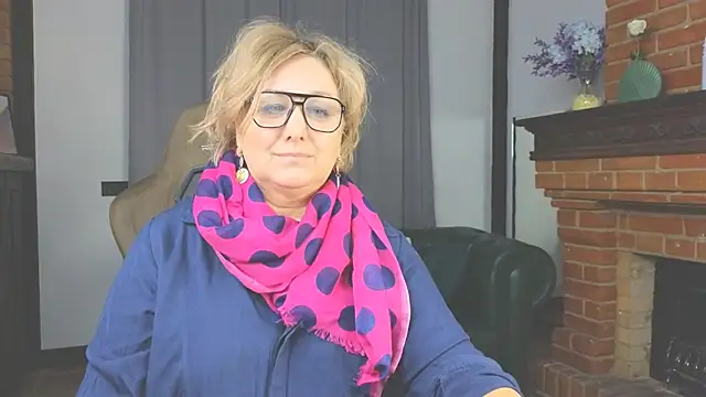 Snapshot of Marta_Wils chatting on 4, 12, 2025 Marta Wils online show from 4, 12, 2025