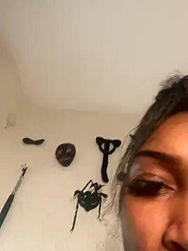 QUEENCALIMOD online show from 2, 12, 2025