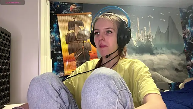 Snapshot of Elira_Breeze chatting on 19, 12, 2025 Elira Breeze online show from 19, 12, 2025