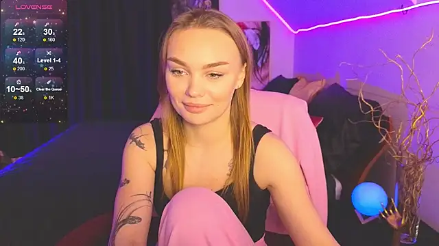 Snapshot of KitsyMoore chatting on 4, 10, 2025 KitsyMoore online show from 4, 10, 2025