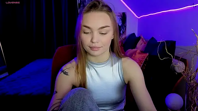 Snapshot of KitsyMoore chatting on 24, 10, 2025 KitsyMoore online show from 24, 10, 2025