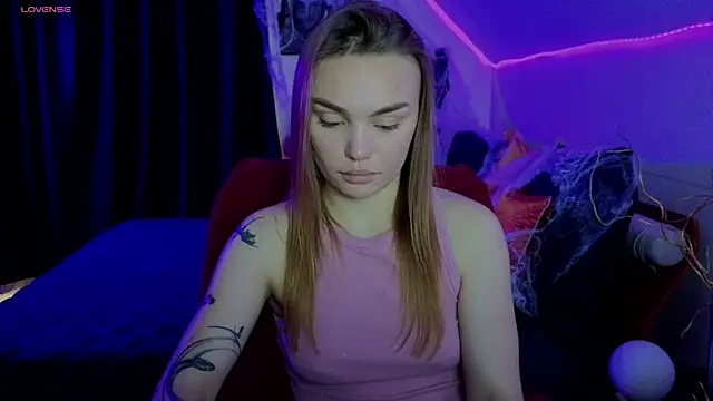 Snapshot of KitsyMoore chatting on 28, 10, 2025 KitsyMoore online show from 28, 10, 2025