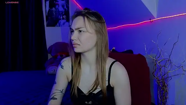 Snapshot of KitsyMoore chatting on 10, 11, 2025 KitsyMoore online show from 10, 11, 2025