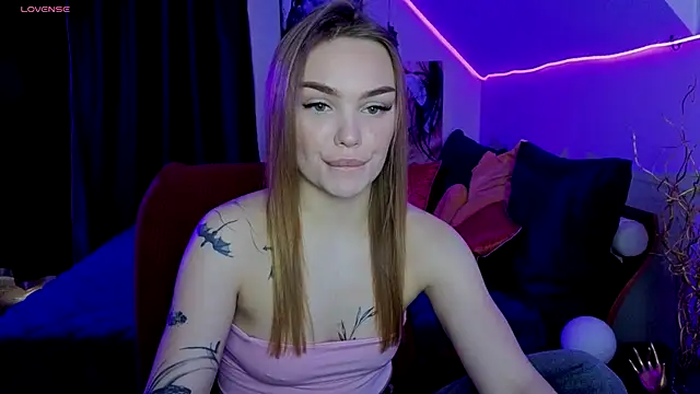 Snapshot of KitsyMoore chatting on 14, 11, 2025 KitsyMoore online show from 14, 11, 2025