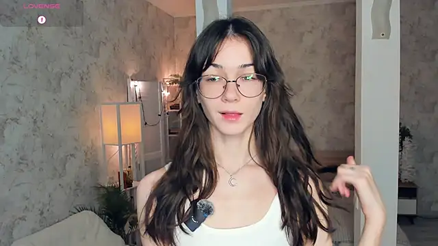 Snapshot of ReneeLippeatt chatting on 8, 11, 2025 ReneeLippeatt online show from 8, 11, 2025