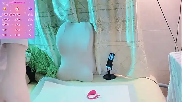 Snapshot of White-Lia chatting on 30, 9, 2025 White-Lia online show from 30, 9, 2025