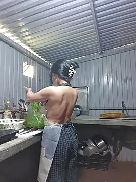 Snapshot of Helen-Tran chatting on 18, 12, 2025 Helen-Tran online show from 18, 12, 2025