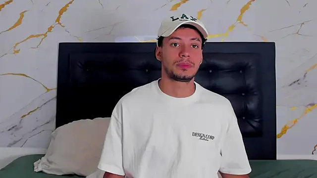 Snapshot of aroncooper1 chatting on 8, 10, 2025 aroncooper1 online show from 8, 10, 2025