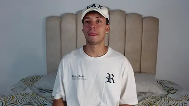 Snapshot of aroncooper1 chatting on 1, 11, 2025 aroncooper1 online show from 1, 11, 2025