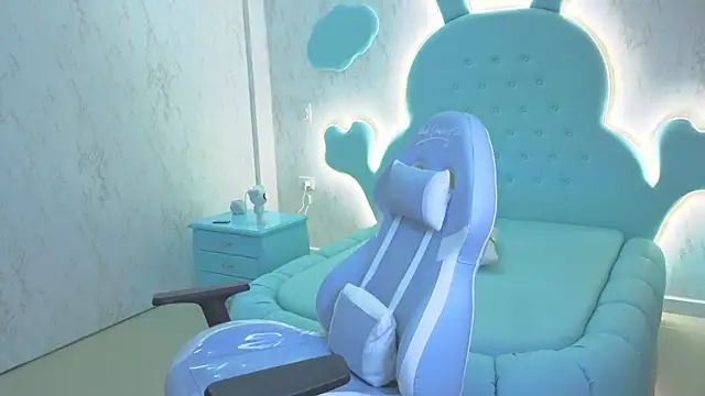 Mia Cuttee online show from 2, 11, 2025