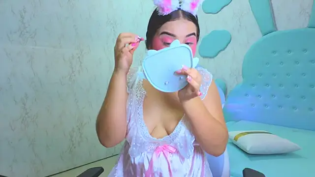 Mia Cuttee online show from 24, 11, 2025