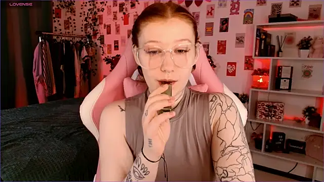 Ayla Hicks online show from 12, 10, 2025