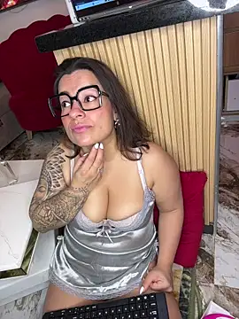 Snapshot of liz_and_thiago chatting on 5, 12, 2025 liz and thiago online show from 5, 12, 2025