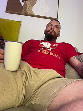 Snapshot of liz_and_thiago chatting on 19, 12, 2025 liz and thiago online show from 19, 12, 2025