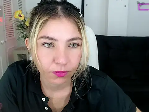 Snapshot of vanessa_21__ chatting on 10, 10, 2025 vanessa 21   online show from 10, 10, 2025