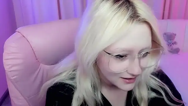 Snapshot of JuliaSharkk chatting on 15, 10, 2025 JuliaSharkk online show from 15, 10, 2025