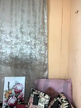 Caramel102004 online show from 1, 10, 2025