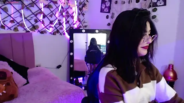 Snapshot of isa_bunny18 chatting on 10, 10, 2025 isa bunny18 online show from 10, 10, 2025