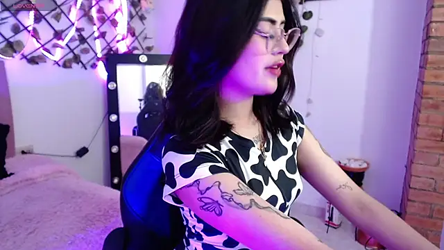 Snapshot of isa_bunny18 chatting on 21, 10, 2025 isa bunny18 online show from 21, 10, 2025