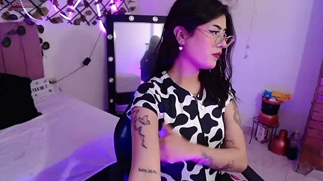 Snapshot of isa_bunny18 chatting on 8, 11, 2025 isa bunny18 online show from 8, 11, 2025