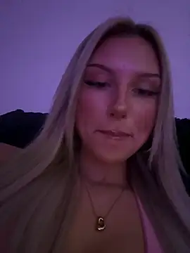 Snapshot of blondeeee chatting on 25, 4, 2026 blondeeee online show from 25, 4, 2026