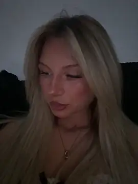 Snapshot of blondeeee chatting on 6, 5, 2026 blondeeee online show from 6, 5, 2026