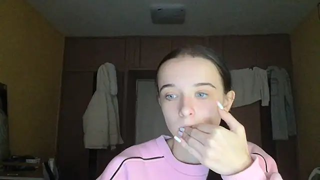 Snapshot of Emilia_Light chatting on 27, 10, 2025 Emilia Light online show from 27, 10, 2025