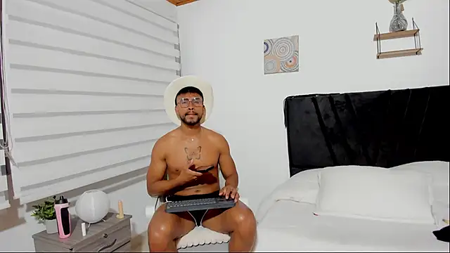 Taylormaccurdy  online show from 29, 9, 2025