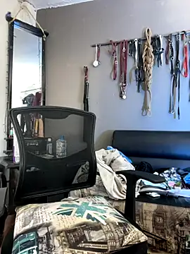 Snapshot of MadamLeRouge chatting on 4, 12, 2025 MadamLeRouge online show from 4, 12, 2025