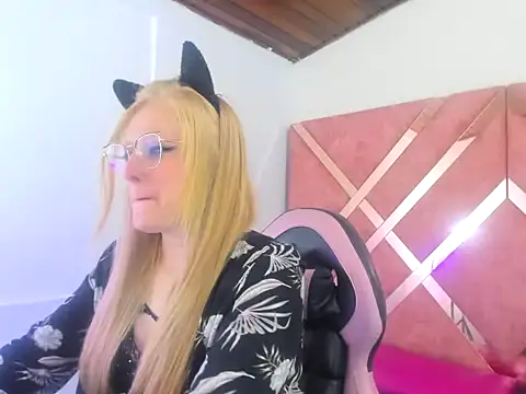 Snapshot of AliceCat_01 chatting on 30, 9, 2025 AliceCat 01 online show from 30, 9, 2025