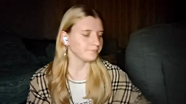 LynteriLain online show from 9, 10, 2025