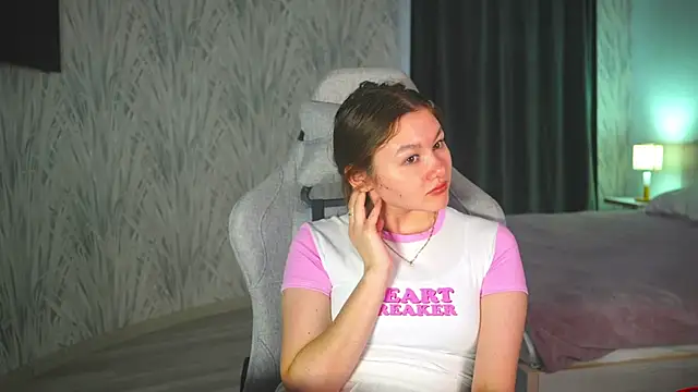 Snapshot of LewisThrone chatting on 28, 9, 2025 LewisThrone online show from 28, 9, 2025