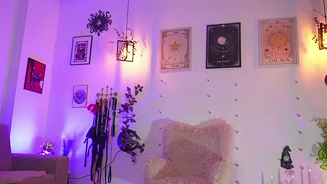 curlynatashaa online show from 6, 4, 2026