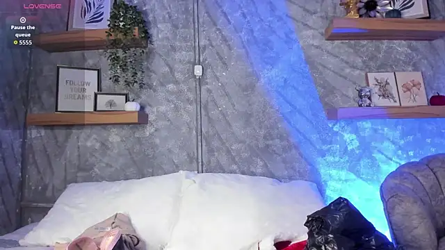 Snapshot of Nikolbrice chatting on 17, 12, 2025 Nikolbrice online show from 17, 12, 2025