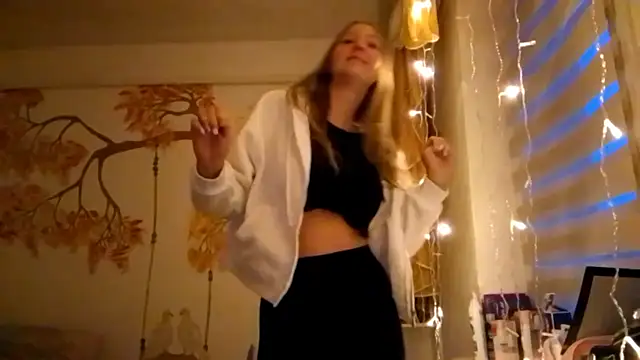 Snapshot of CarynFlaryn chatting on 7, 10, 2025 CarynFlaryn online show from 7, 10, 2025