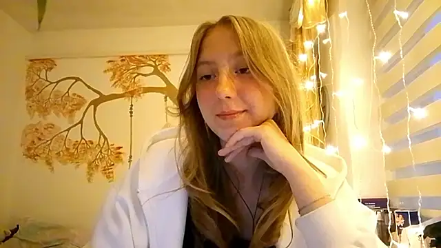 Snapshot of CarynFlaryn chatting on 9, 10, 2025 CarynFlaryn online show from 9, 10, 2025