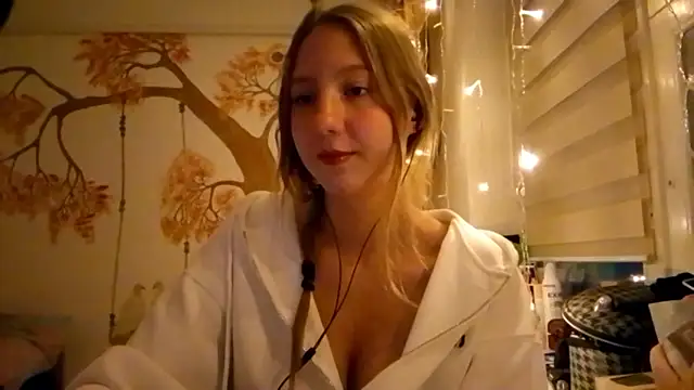 Snapshot of CarynFlaryn chatting on 13, 10, 2025 CarynFlaryn online show from 13, 10, 2025