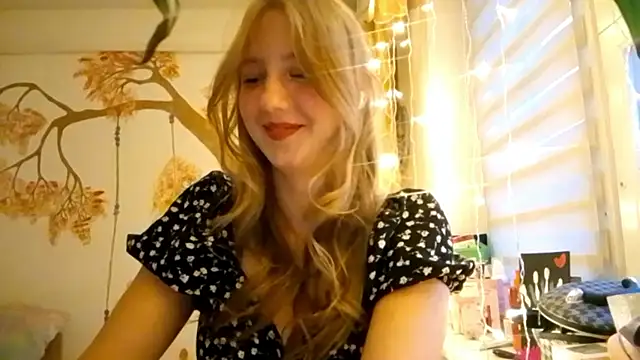 Snapshot of CarynFlaryn chatting on 15, 10, 2025 CarynFlaryn online show from 15, 10, 2025