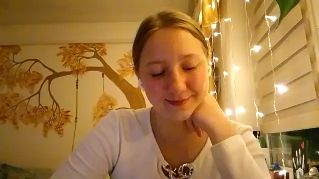 Snapshot of CarynFlaryn chatting on 25, 10, 2025 CarynFlaryn online show from 25, 10, 2025