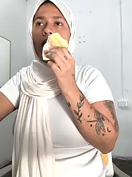 Snapshot of Nadia_hasbun chatting on 13, 12, 2025 Nadia hasbun online show from 13, 12, 2025