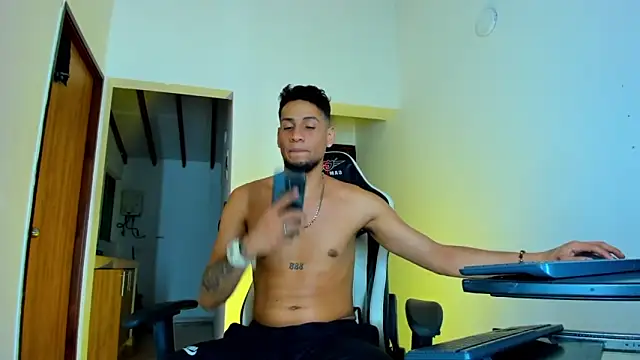 Snapshot of daddys_insanee chatting on 7, 10, 2025 daddys insanee online show from 7, 10, 2025