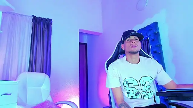 Snapshot of daddys_insanee chatting on 2, 12, 2025 daddys insanee online show from 2, 12, 2025