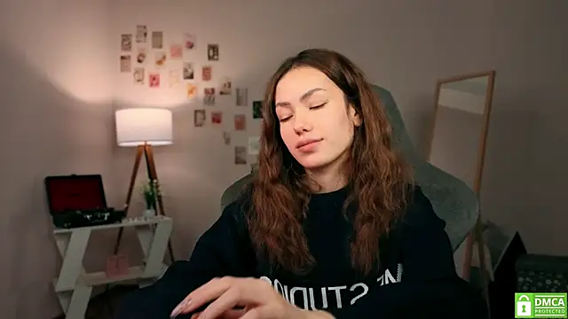 Snapshot of branchwithflowerss chatting on 3, 12, 2025 branchwithflowerss online show from 3, 12, 2025