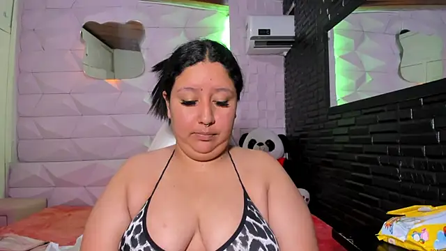 Snapshot of DulcineaSaenz chatting on 4, 10, 2025 DulcineaSaenz online show from 4, 10, 2025