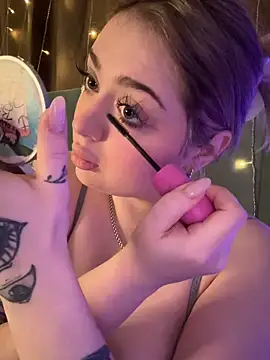 Snapshot of KellyMoors chatting on 18, 12, 2025 KellyMoors online show from 18, 12, 2025