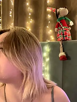 Snapshot of KellyMoors chatting on 20, 12, 2025 KellyMoors online show from 20, 12, 2025