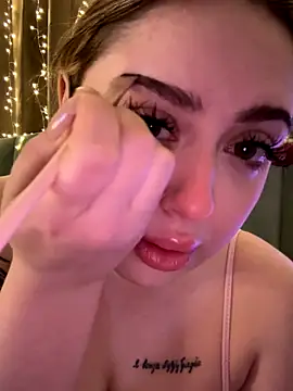 Snapshot of KellyMoors chatting on 21, 12, 2025 KellyMoors online show from 21, 12, 2025